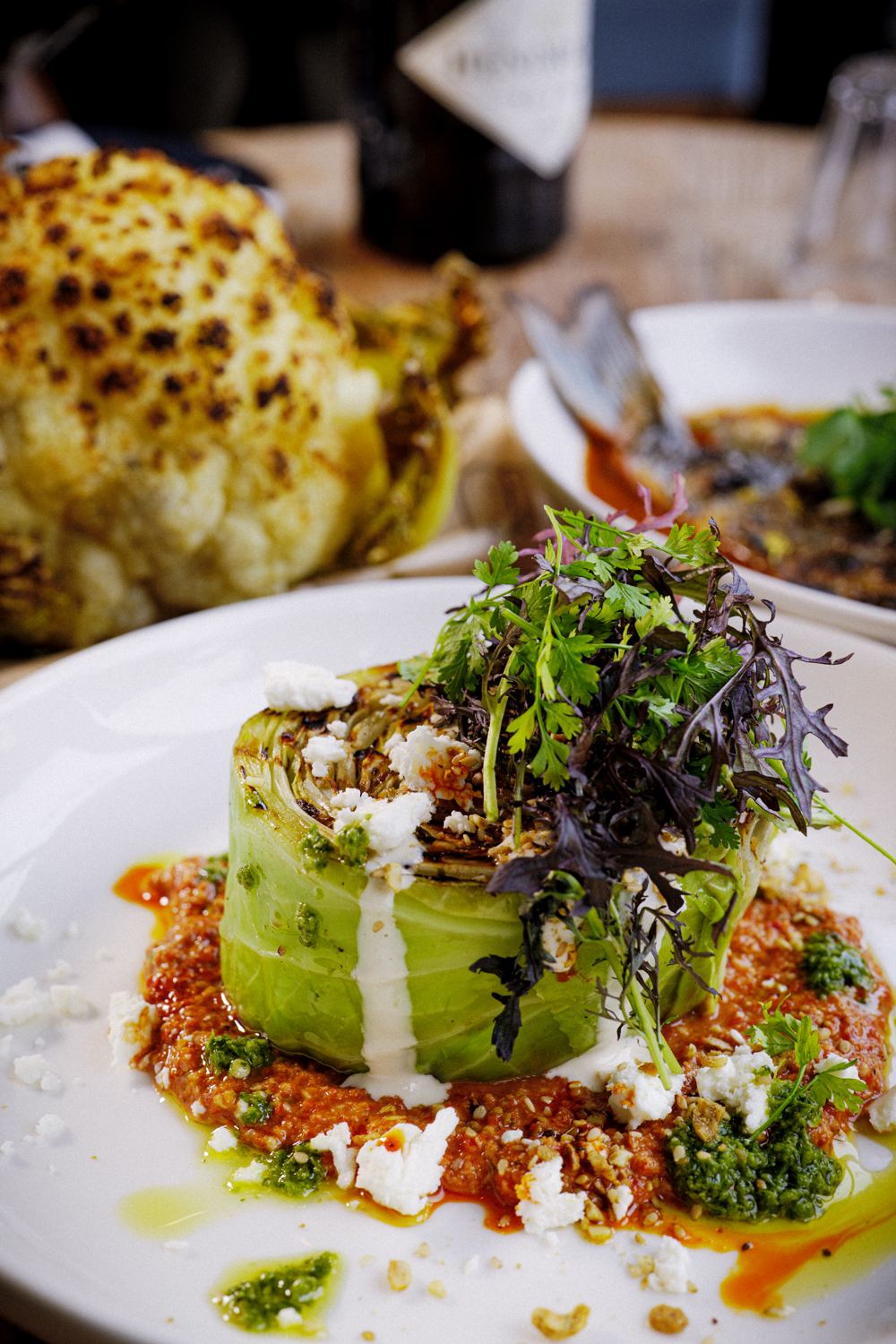 Geroosterde bloemkool en een groentegerecht