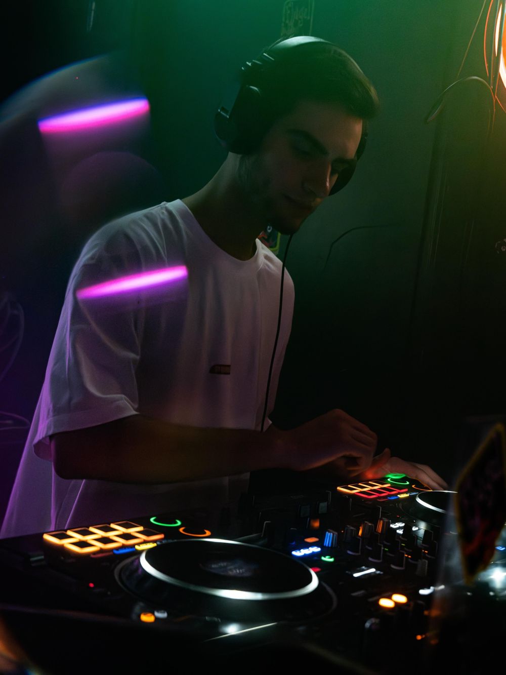 Een DJ draait in de Balagan Bar