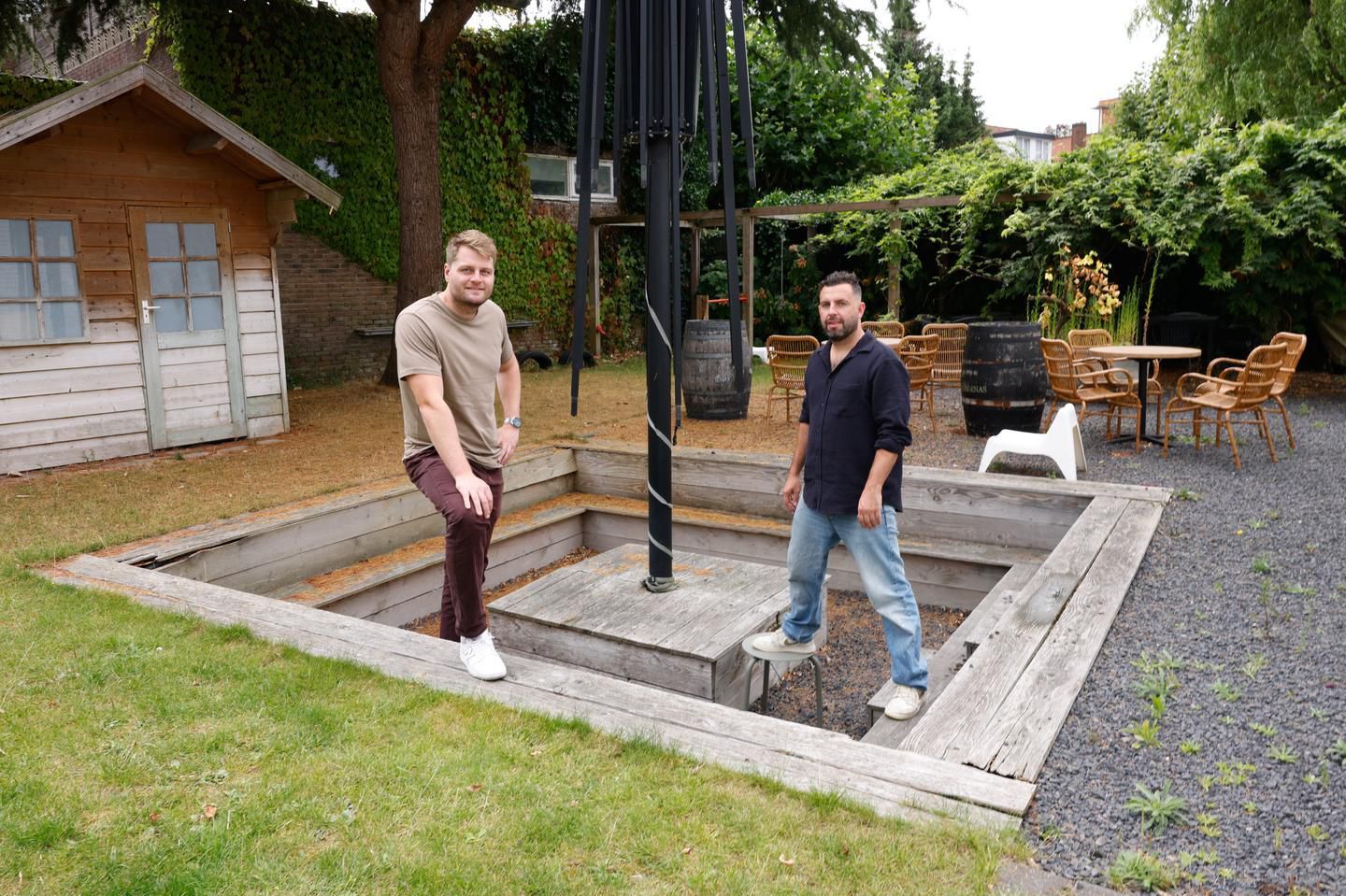 Koen en David in de nog lege tuin achter het pand