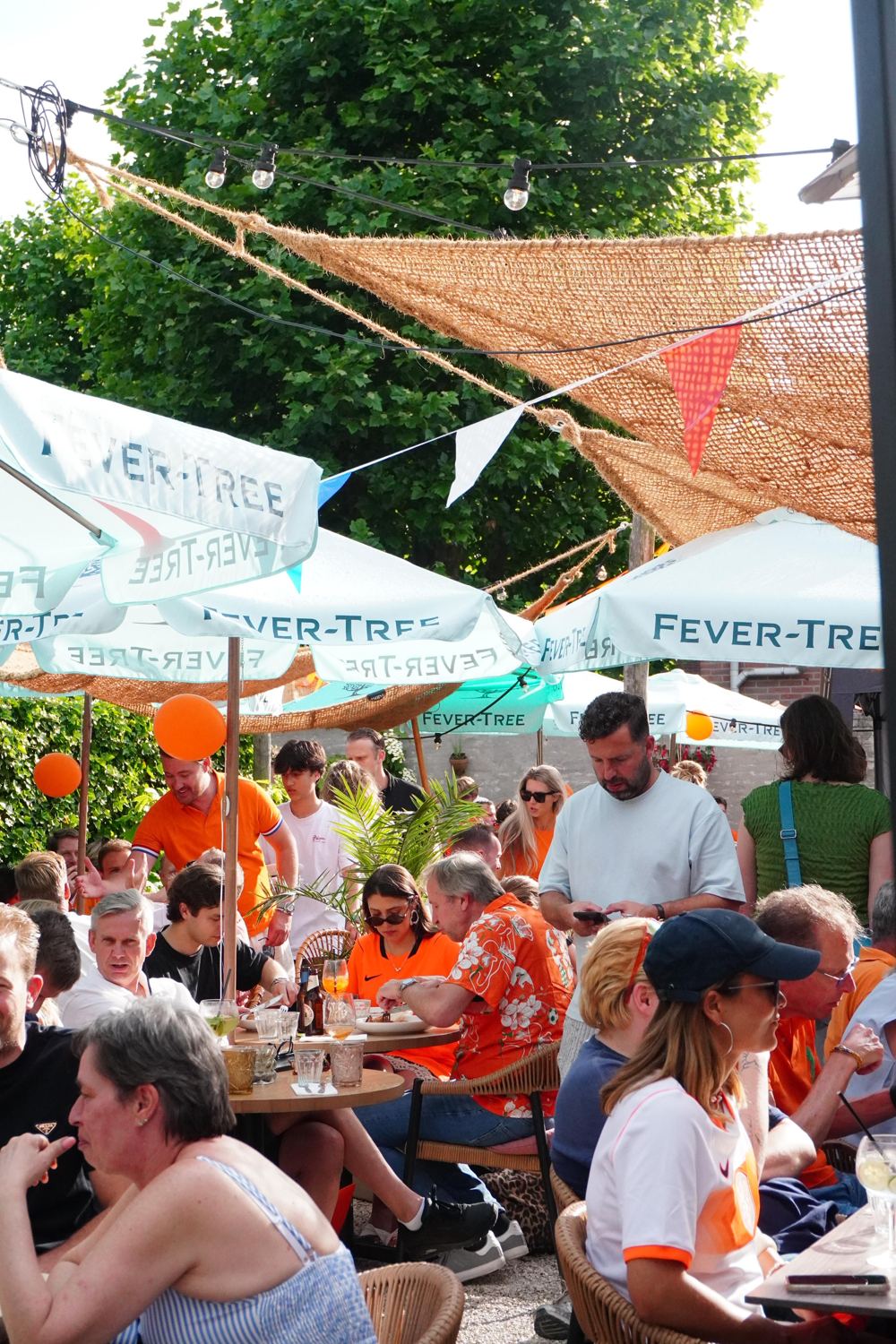 De stadstuin van Paisan vol gasten aan lange tafels