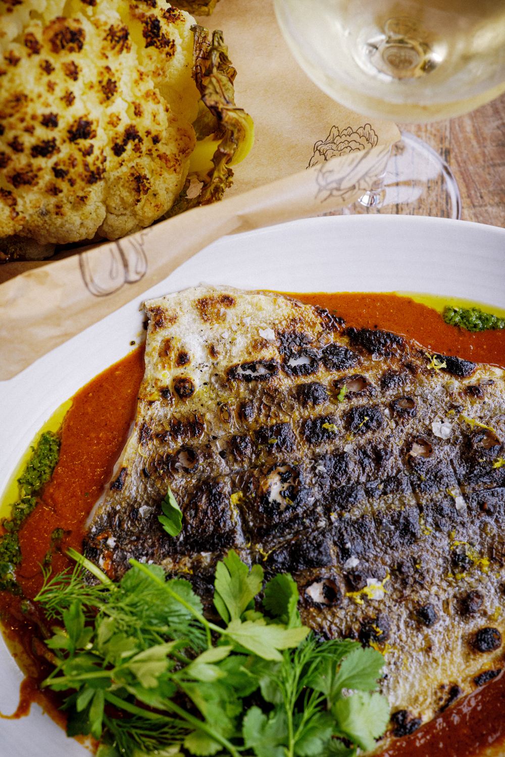 Gegrilde vis met paprikasaus en verse kruiden